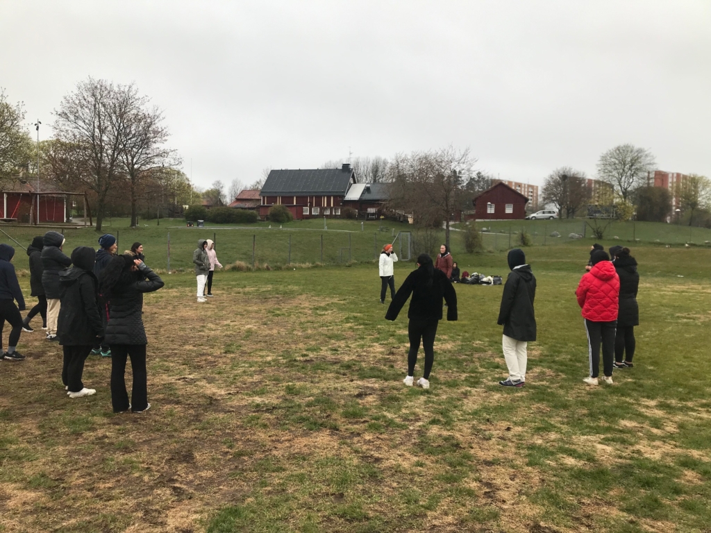kvinnor tränar kampsport utomhus