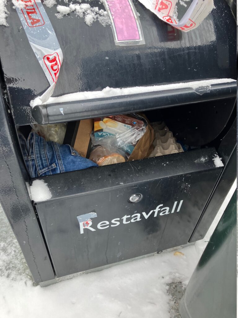 Överfulla sopbehållare.