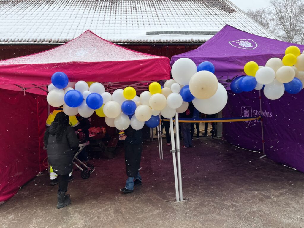 Ballonger och förtält till huset där fritidsbiblioteket är.