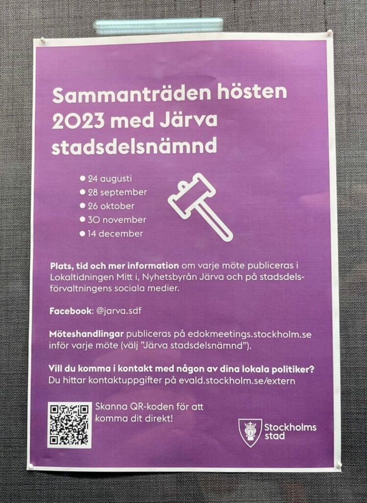 En lila liten affisch från förvaltningen hänger inom glas och ram i tunnelbanans ingång.