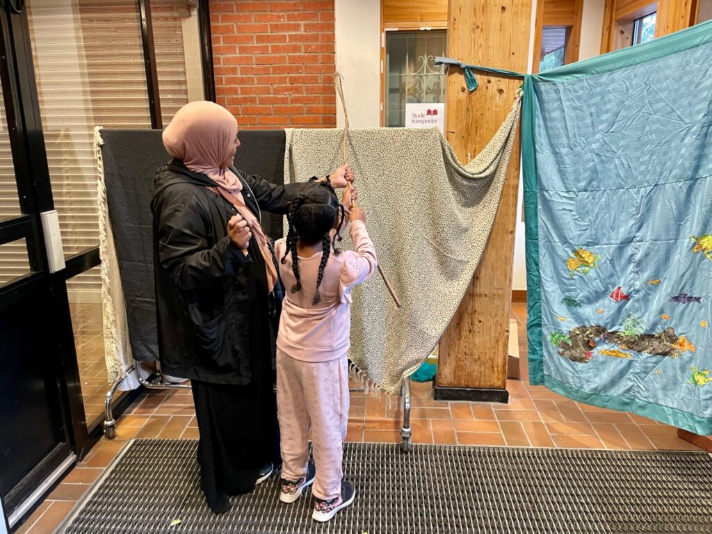 En kvinna och ett barn fiskar fiskdamm