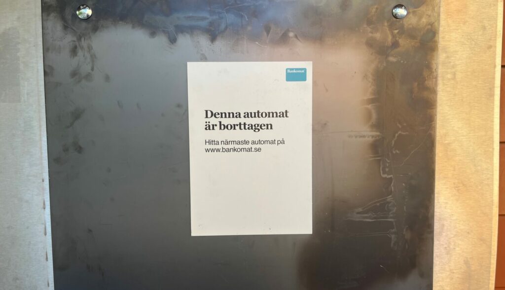 En skylt på en stängd bankomat i Akalla.
