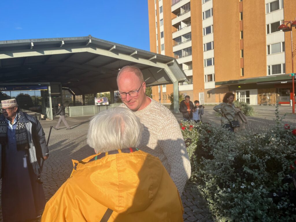 Anders Österberg talar med en äldre dam.