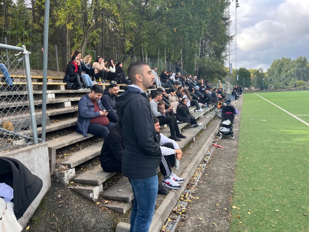 Publik som tittar på fotbollsmatch utomhus