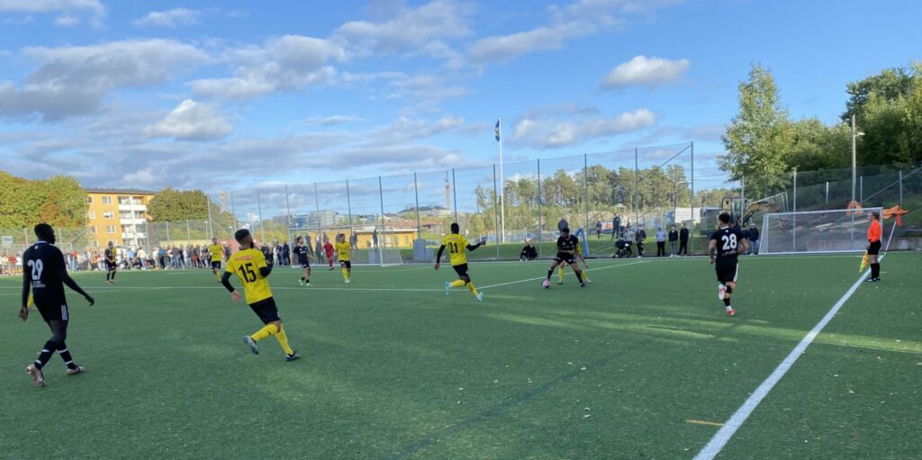 Några spalare kämpar om bollen i en fotollsmatch
