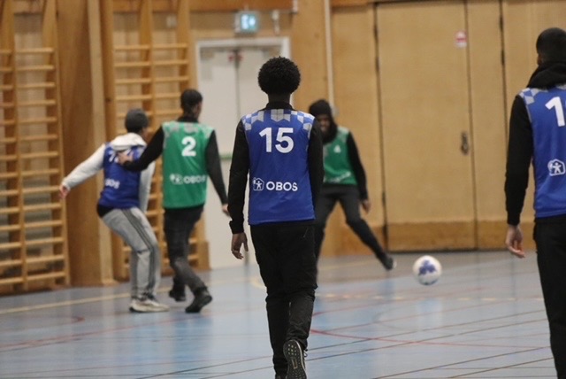 Fotbollsmatch i en idrottshall