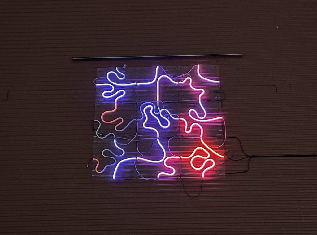 husfasad med neondekoration i olika färger