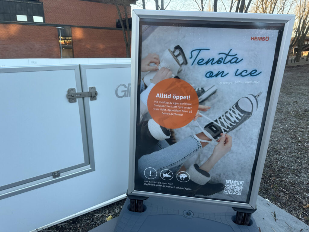 En skylt med reklam för isen i Pilparken i Tensta.
