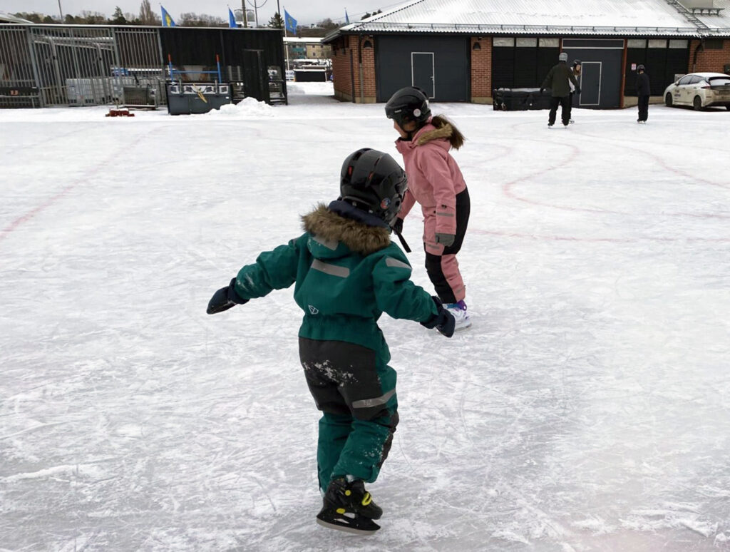 barn åker skridskor