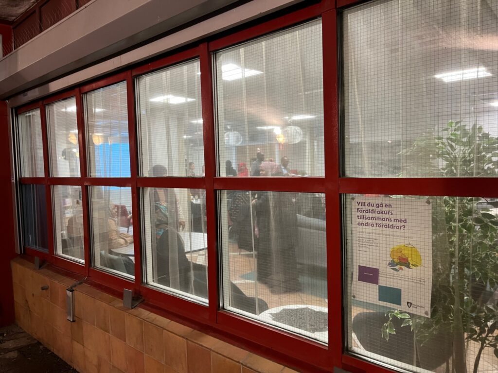 Lokal för nattvandrare i Rinkeby Folkets Hus, fotograferad utifrån.