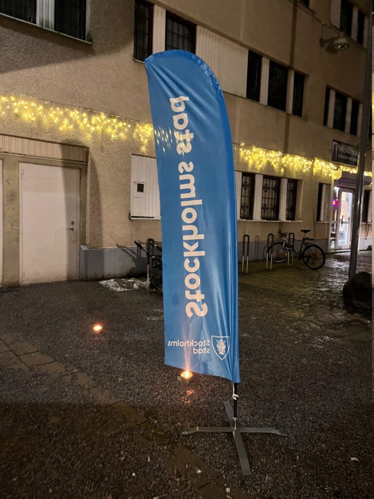 Stockholms stads stora vimpel, ett slags flagga, som visar att de har möte i lokalen innanför.
