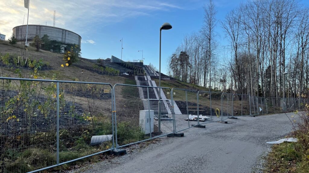 en trappa som byggs från den nya Tenstaterrassen där ett vattentorn syns längst upp i bild